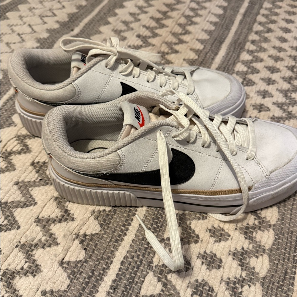 Nike White and Black Casual Sneakers